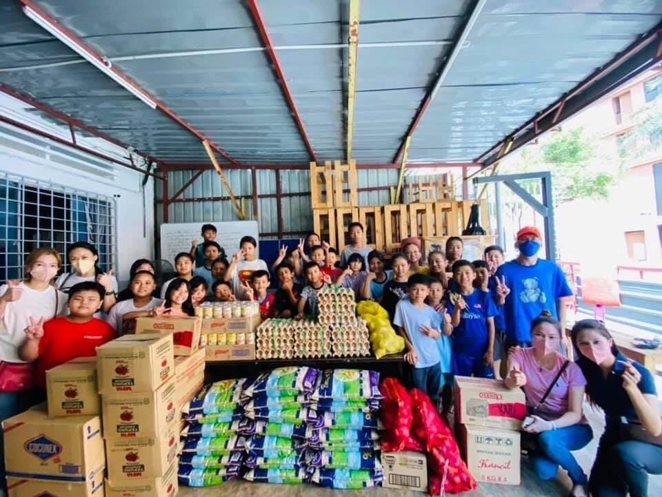 Trao tặng vật phẩm thiết yếu Dola Dong